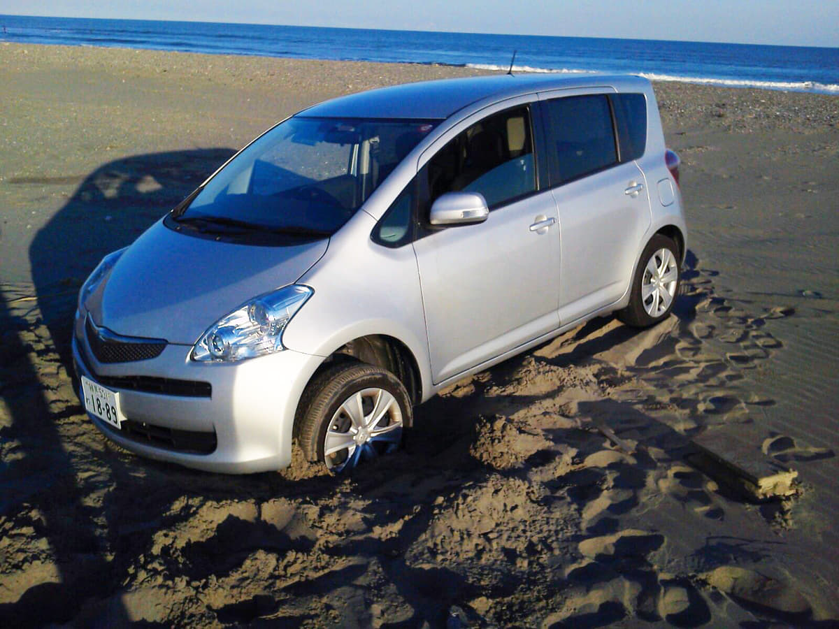 夏の海でじつは多い 砂のワナ 泣きを見る前に憶えておくべきクルマの スタック脱出方法 とは Auto Messe Web カスタム アウトドア 福祉車両 モータースポーツなどのカーライフ情報が満載