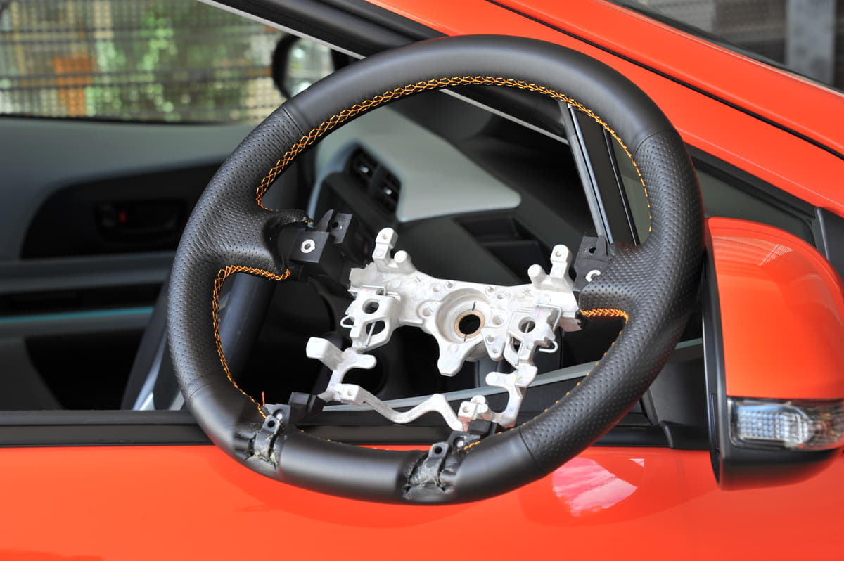 ステアリングの役割とは 交換するメリット デメリットを解説 Auto Messe Web カスタム アウトドア 福祉車両 モータースポーツなどのカーライフ情報が満載