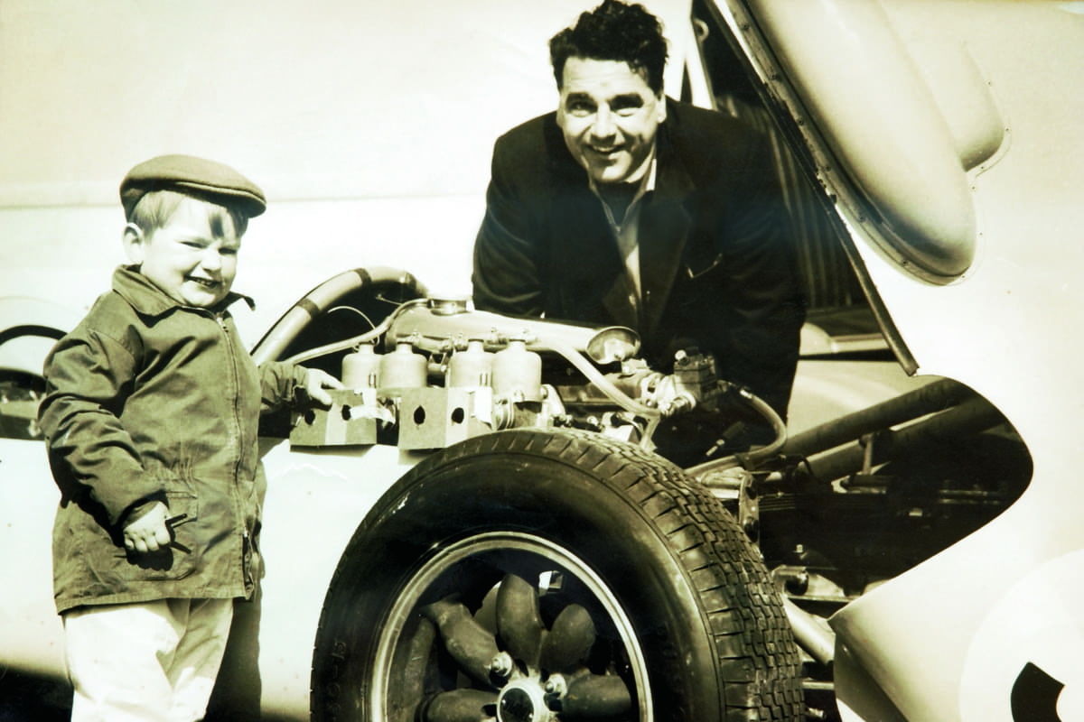 ミニクーパーを作ったジョン・クーパー（右）と息子のマイク･クーパー