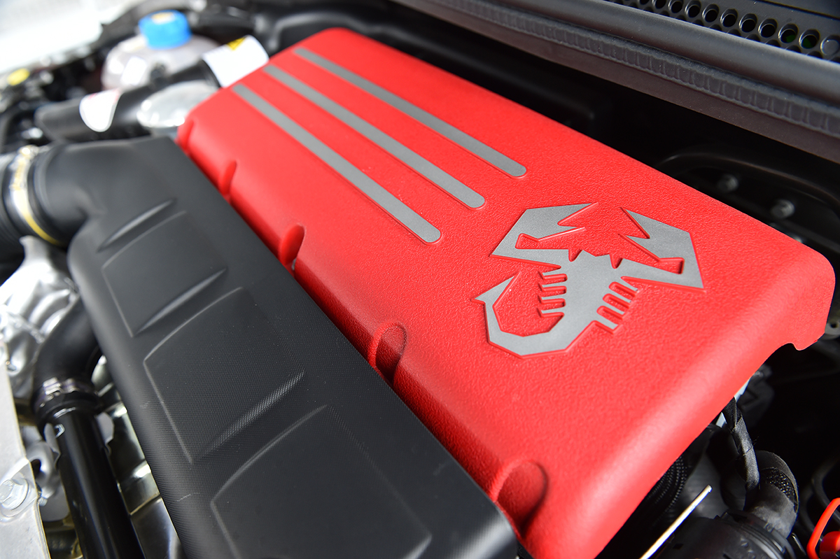 同じベース車とは信じがたい 凶暴 さ サソリマークの アバルト は フィアット の何なのか 画像59 Auto Messe Web カスタム アウトドア 福祉車両 モータースポーツなどのカーライフ情報が満載 同じベース車とは信じがたい 凶暴 さ サソリマークの アバルト は フィアット の何なのか 画像59 Auto Messe Web カスタム アウトドア 福祉車両 モータースポーツなどのカーライフ情報が満載