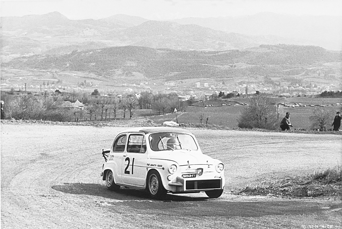 1965年のコル・バイヤール峠を走るフィアット･アバルト1000TCベルリーナ