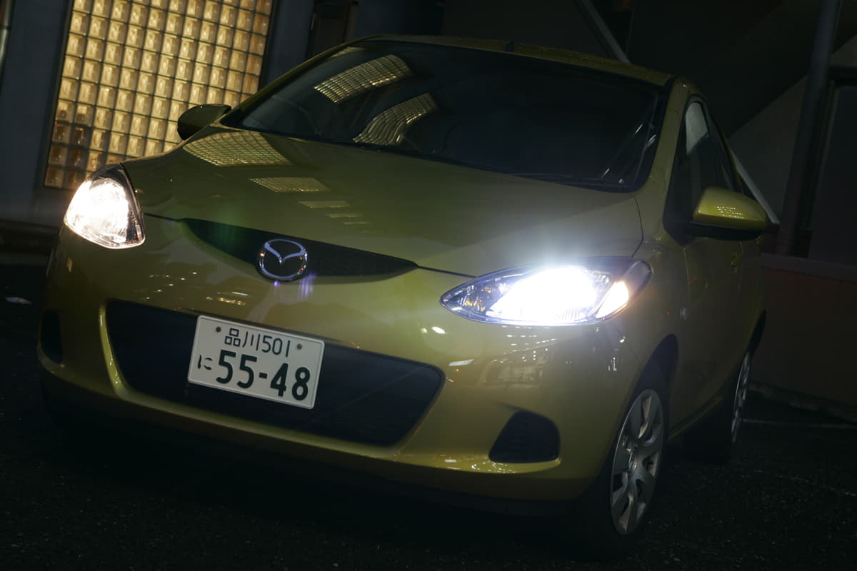 片側だけヘッドライトを交換したイメージ