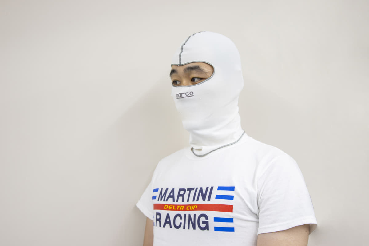 FIA非公認のフェイスマスクを被るイメージ