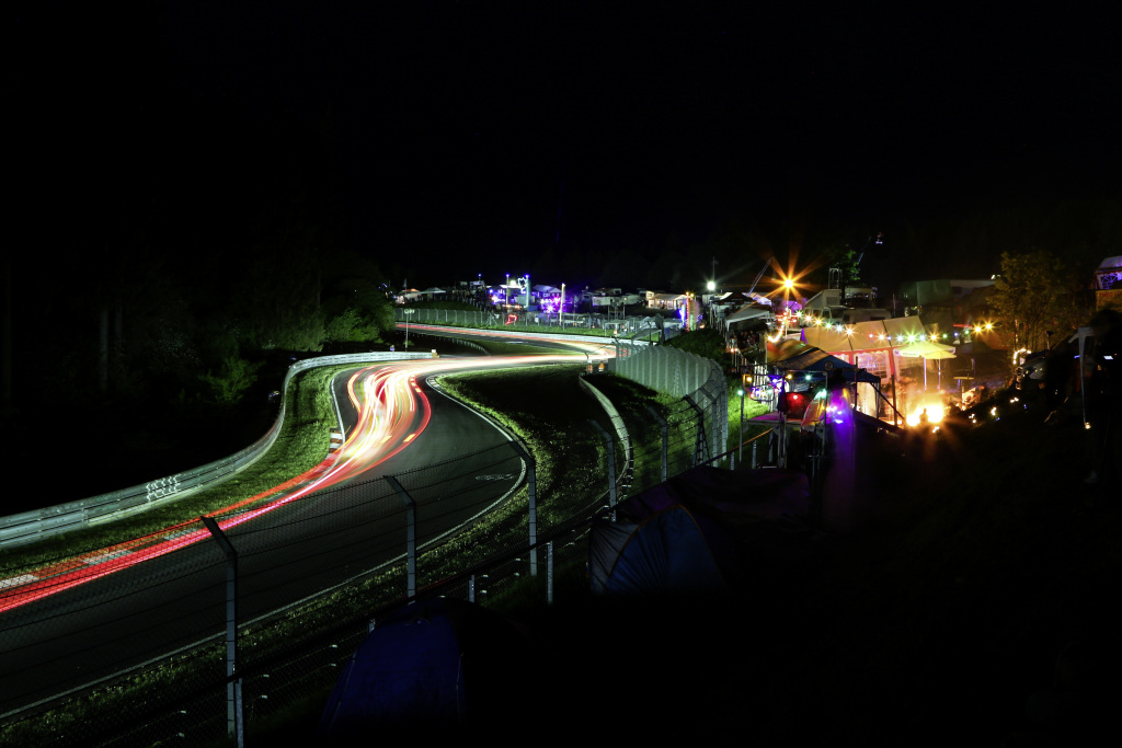 2019年のニュルブルクリンク24時間レースのナイトセクションのイメージ