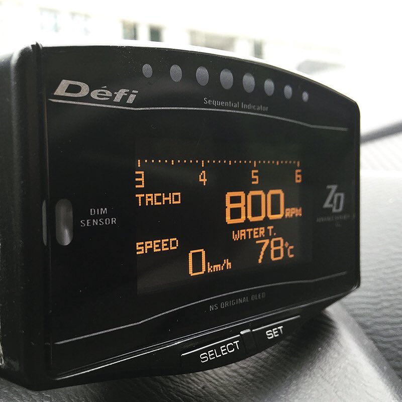 車速、エンジン回転数、電圧、時計表示を標準のADVANCE ZD