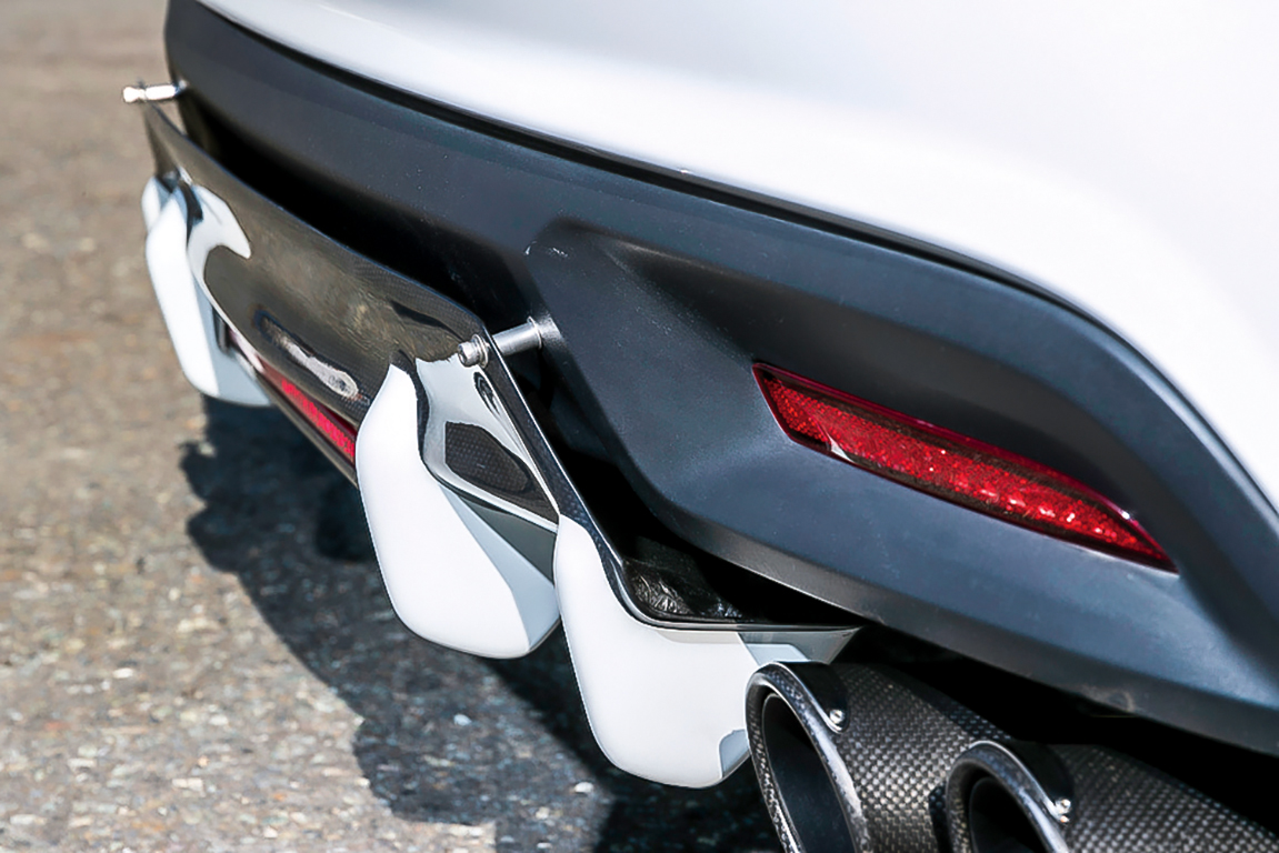 リヤバンパーの下にあるディフューザーとは