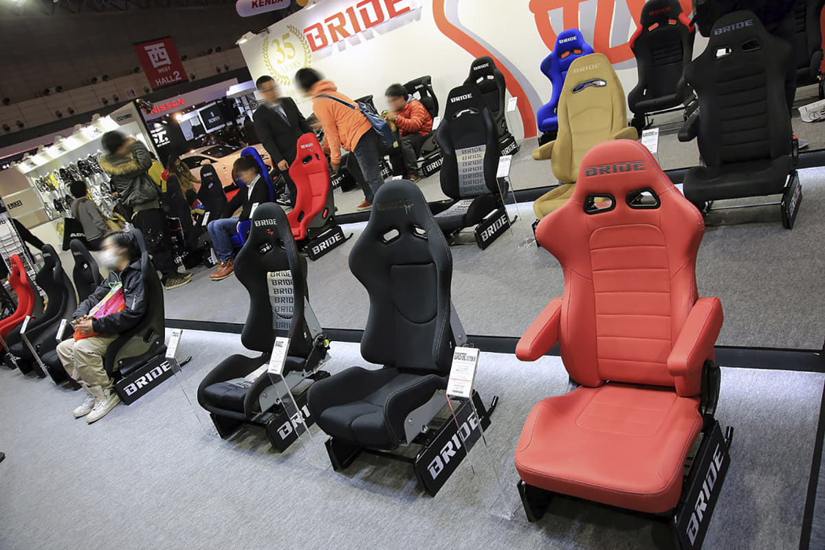 カスタムシート交換のメリットとレカロやブリッドの購入方法