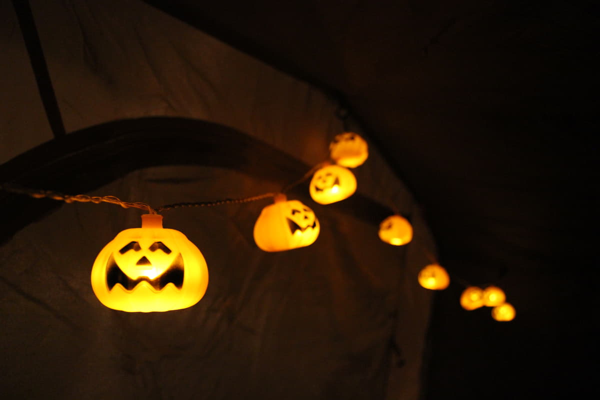 キャンプの夜に欠かせないランタンの種類と灯の具合が変わる設置方法のアドバイス