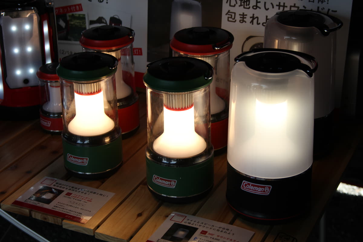 キャンプの夜に欠かせないランタンの種類と灯の具合が変わる設置方法のアドバイス