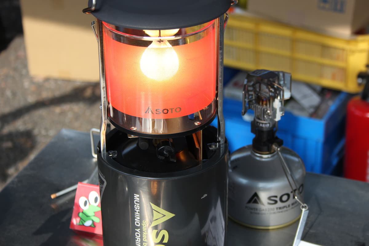 キャンプの夜に欠かせないランタンの種類と灯の具合が変わる設置方法のアドバイス