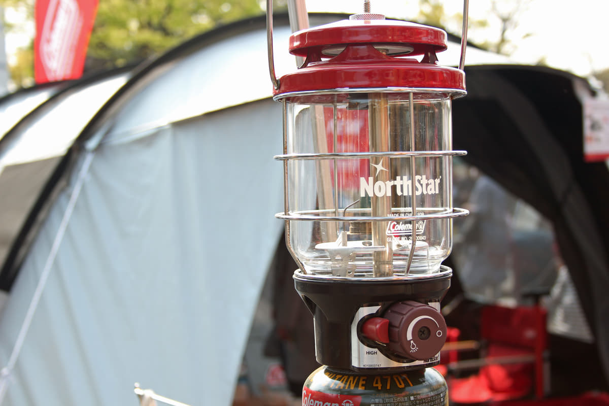 キャンプの夜に欠かせないランタンの種類と灯の具合が変わる設置方法のアドバイス