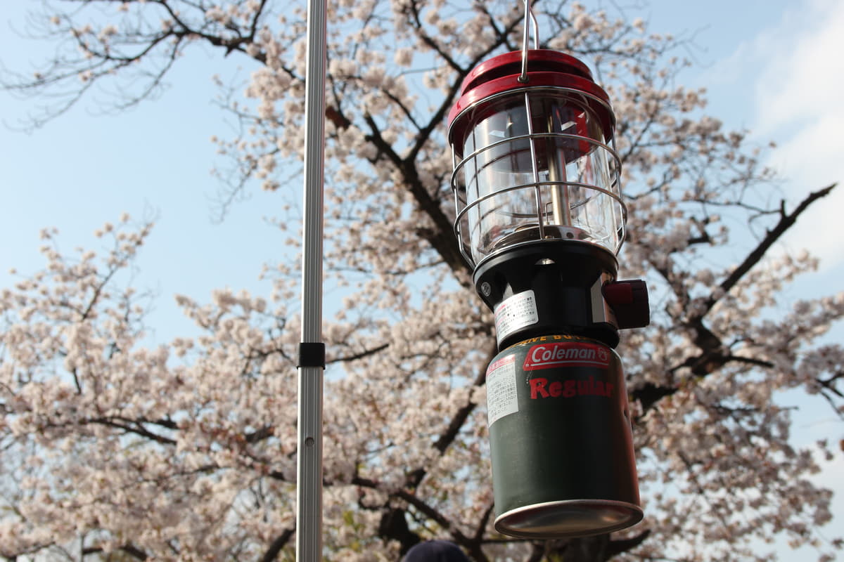 キャンプの夜に欠かせないランタンの種類と灯の具合が変わる設置方法のアドバイス