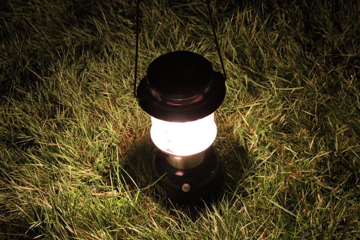 キャンプの夜に欠かせないランタンの種類と灯の具合が変わる設置方法のアドバイス