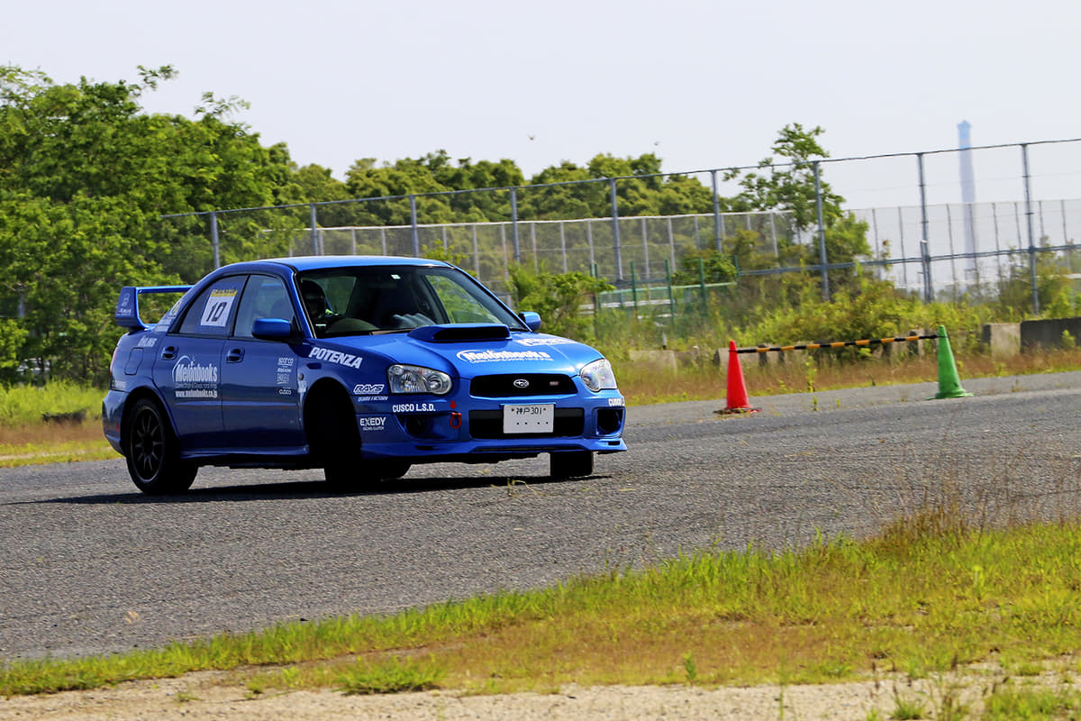 ジムカーナを走るスバル・WRX STI