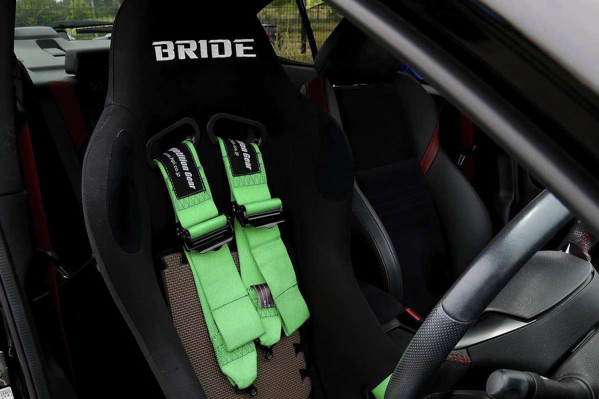 バケットシートと4点式ベルト