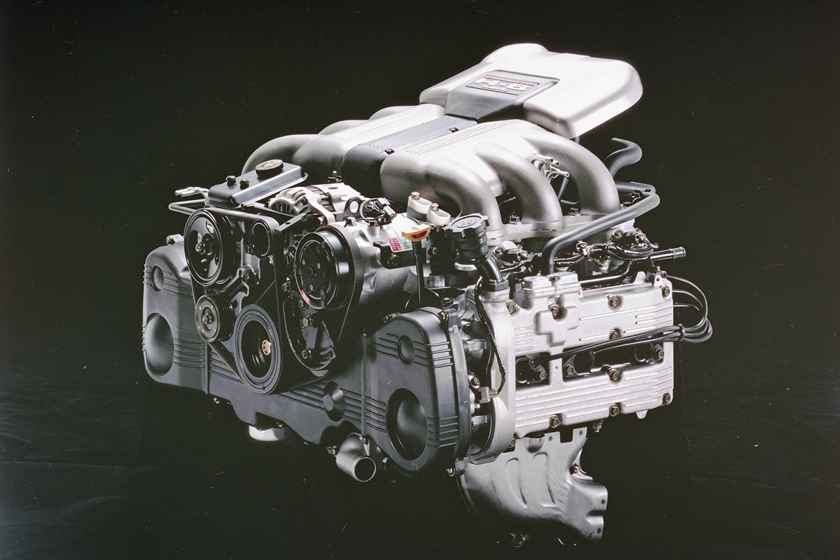 スバルのEG33型水平対向６気筒のエンジンはEJ型同様軽快に吹け上がる