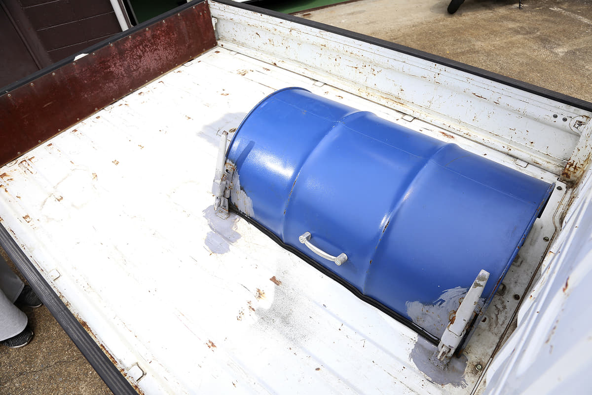 エンジンを風雨から守るためにドラム缶を移植したキャリイの荷台