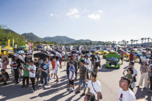 日本のガラパゴス車がなぜ海外で？　ABCトリオにエブリイまで揃う「香港」の「軽自動車」ミーティングの衝撃
