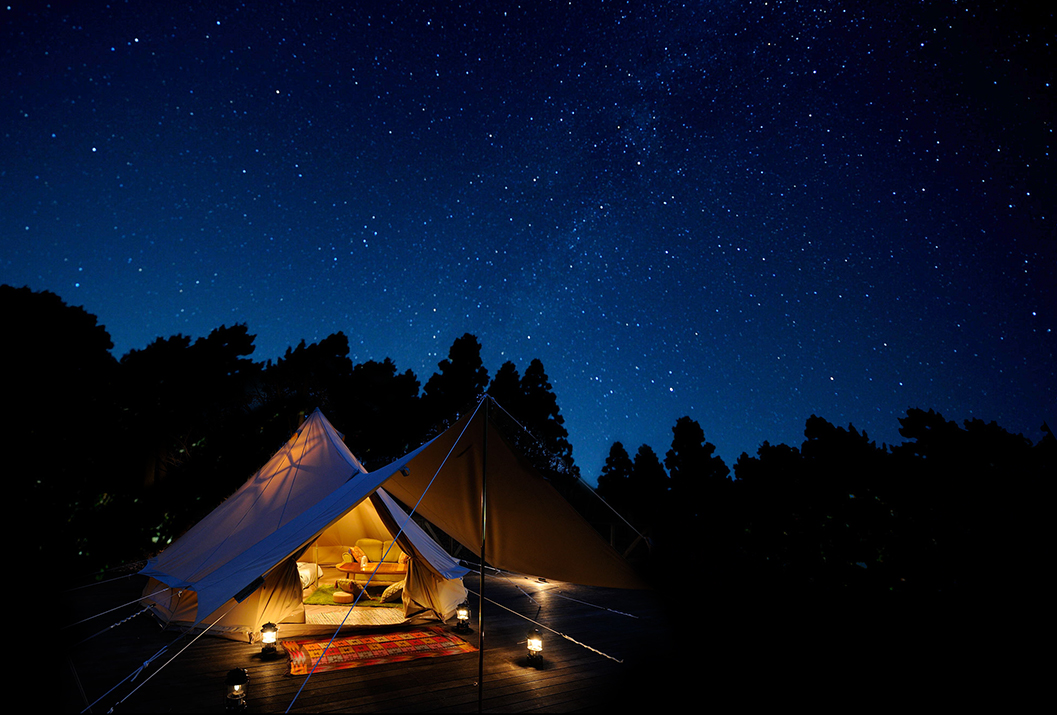 ツインリンクもてぎ「森と星空のキャンプヴィレッジ」のテントと星空