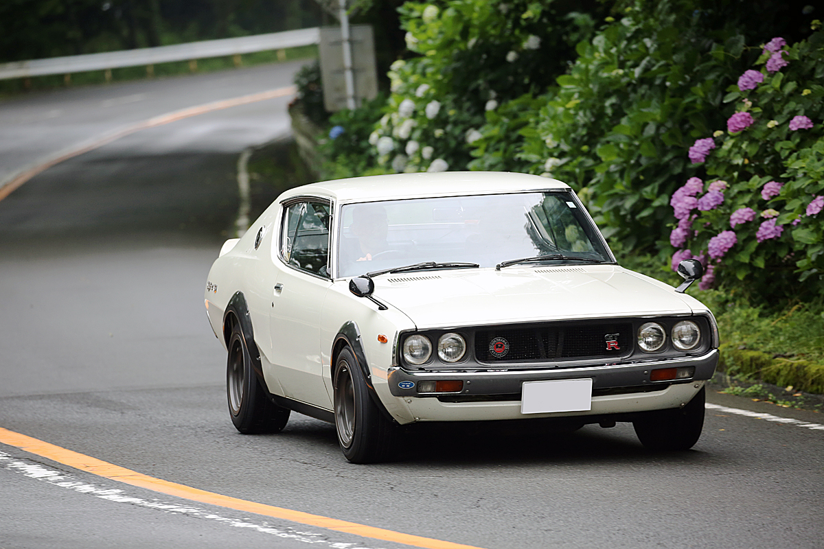 峠道を走るケンメリGT-R