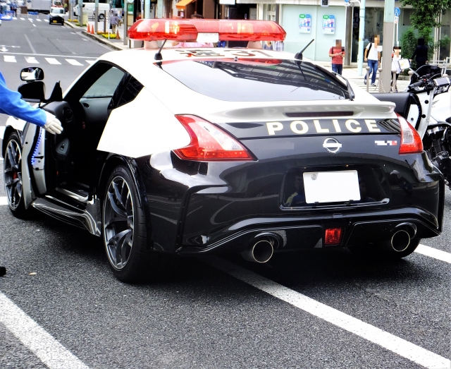 パレードに参加するフェアレディZのパトカー