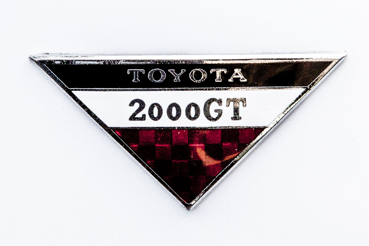 ボディサイドに貼られるトヨタ2000GTの七宝焼きエンブレム