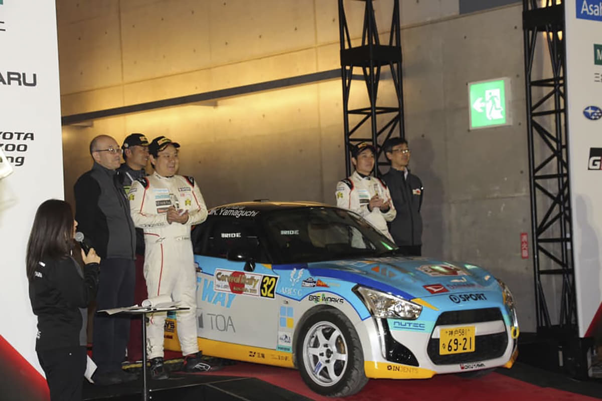「WRC ラリージャパン」のプレイベントでクラス2位を獲得したコペンとそのメンバー