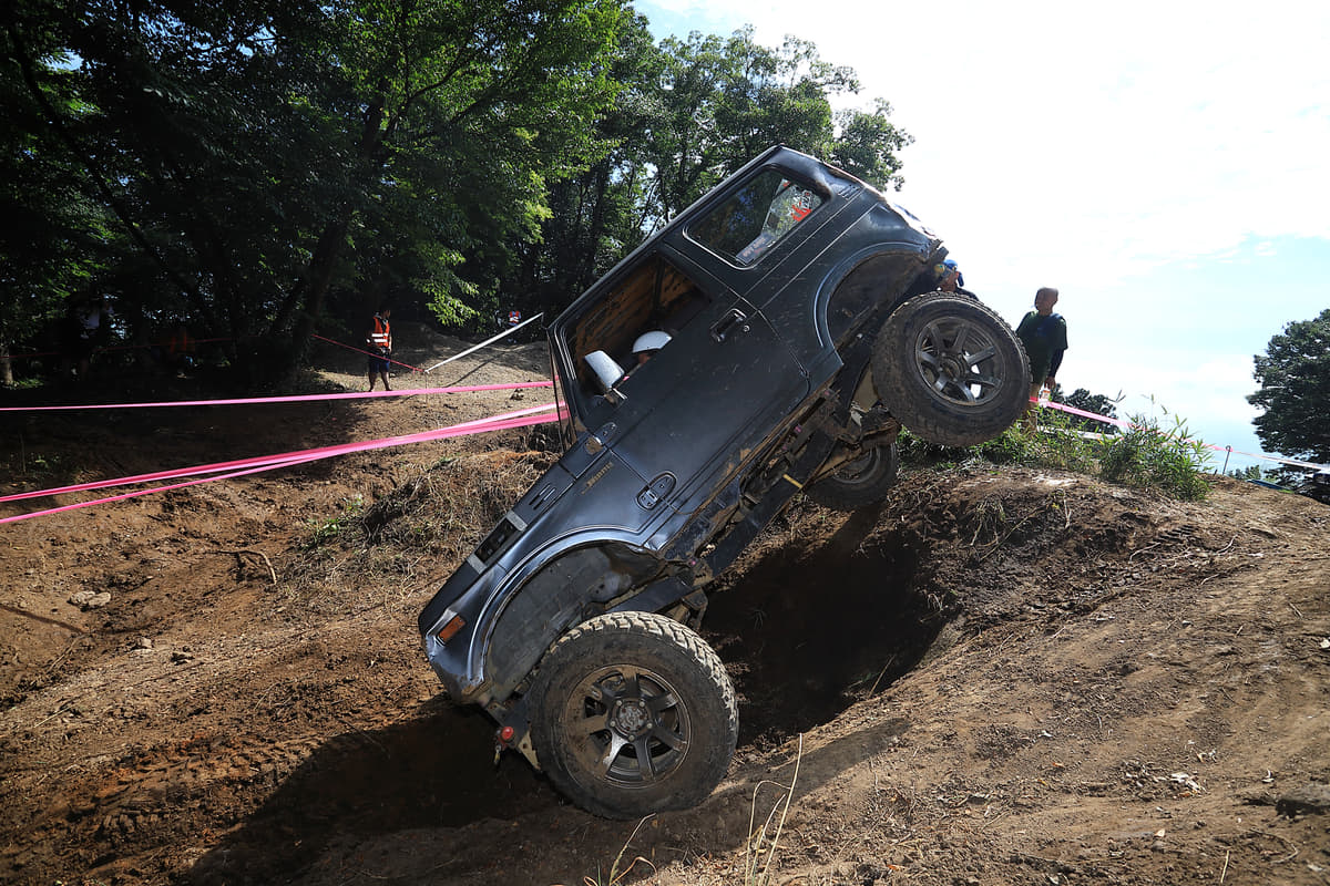 スタック 横転 当たり前 ウインチまで使って争う驚愕のオフロードレースが存在した Auto Messe Web カスタム アウトドア 福祉車両 モータースポーツなどのカーライフ情報が満載