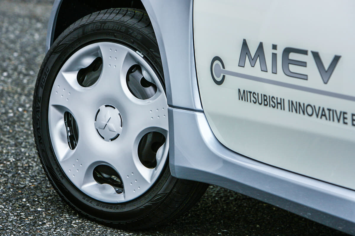 サイドでカールのMiEVは、三菱自動車が開発を行ったリチウムイオン電池と駆動モーターを搭載した次世代電気自動車の技術の総称
