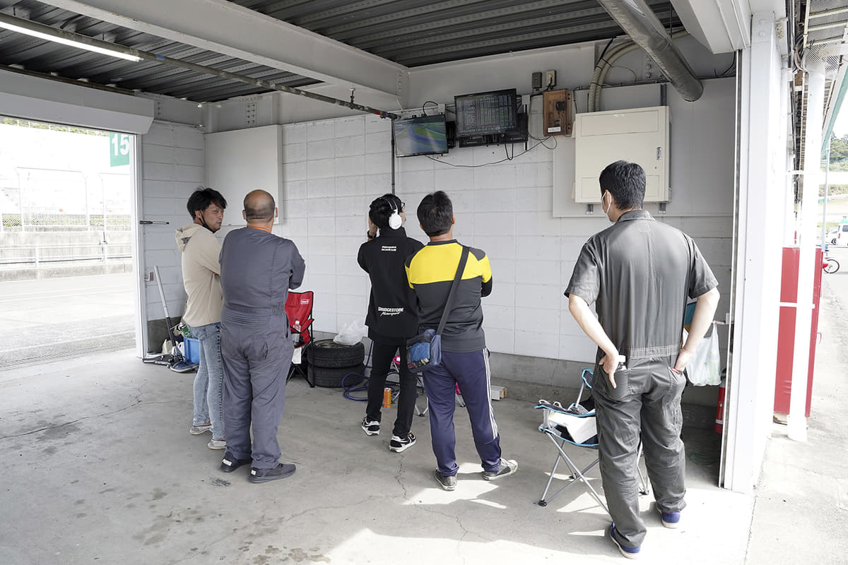 東北660選手権の模様をパドックのモニターでチェックする参加者
