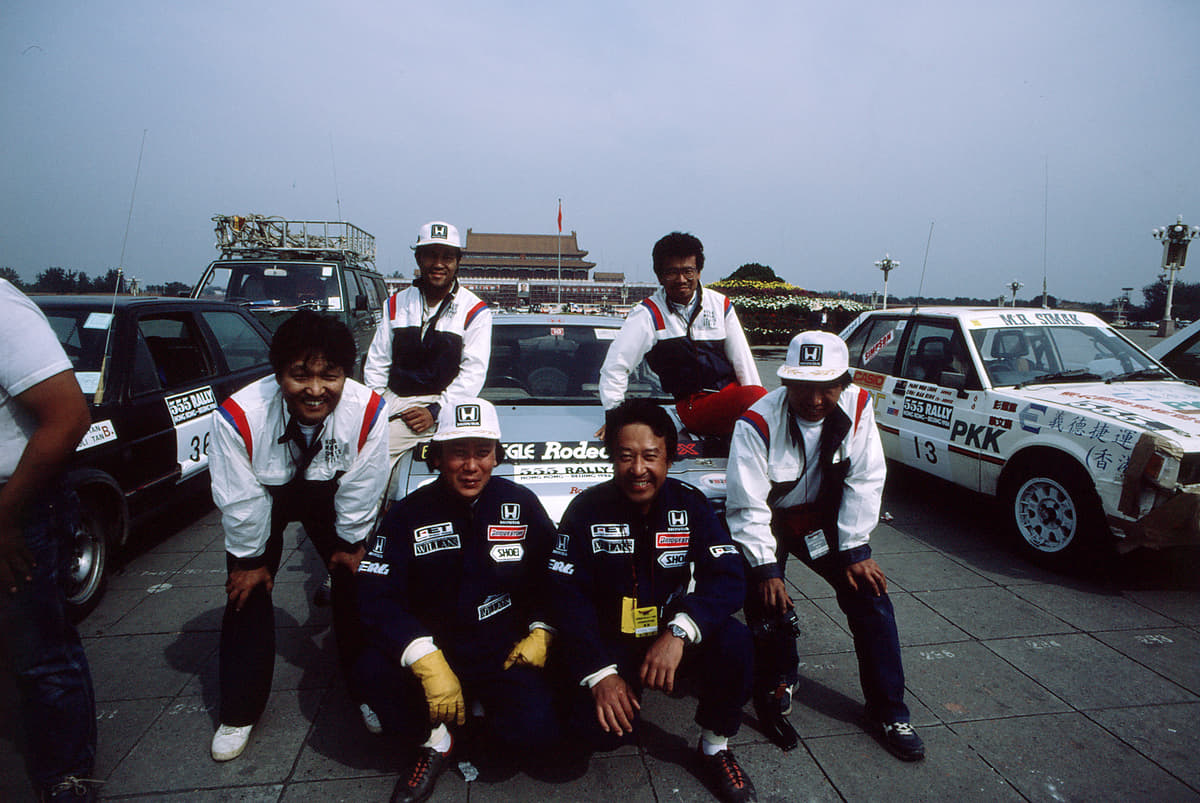 1986年2年連続香港ー北京ラリーでSクラス優勝を遂げた大久保力、コドライバーは往年のレーサー瀧進太郎