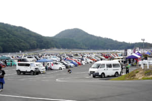 「軽トラ」「シャコアゲ」「オープン軽」！　「軽自動車カスタムカー」ばかりが何と380台も集まった「巨大ミーティング」の中身