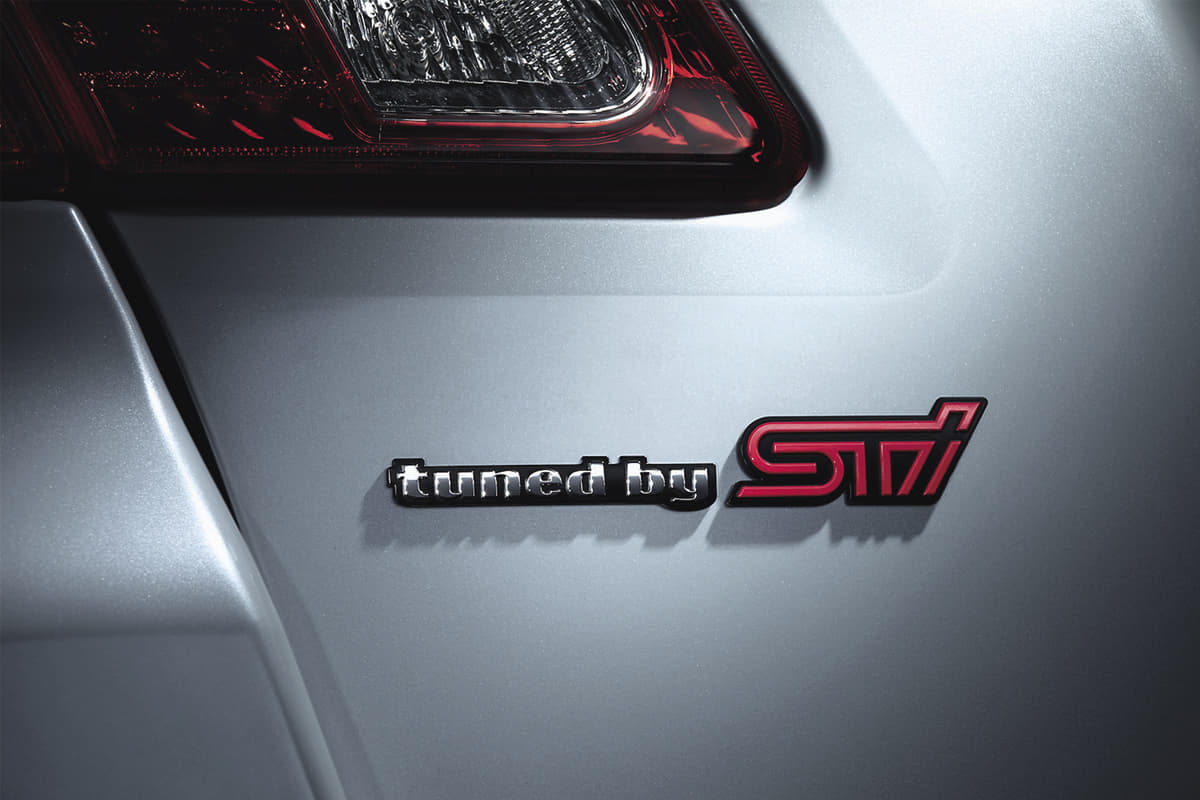 スバル・エクシーガ「tuned by STI」のロゴ