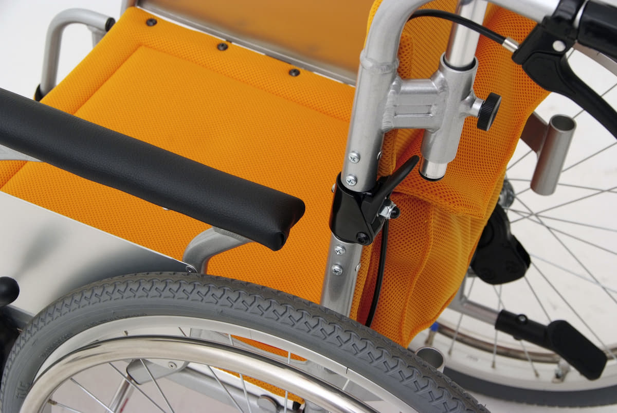 LV車いすの左右肘掛け部分にはシートベルト装着用の隙間が設けられている