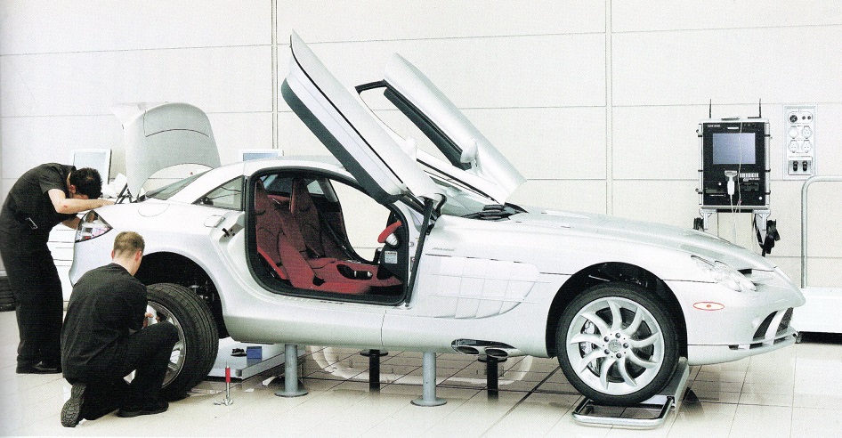 マクラーレン・テクノロジーセンターでハンドメイドにより生産される「SLRマクラーレン」