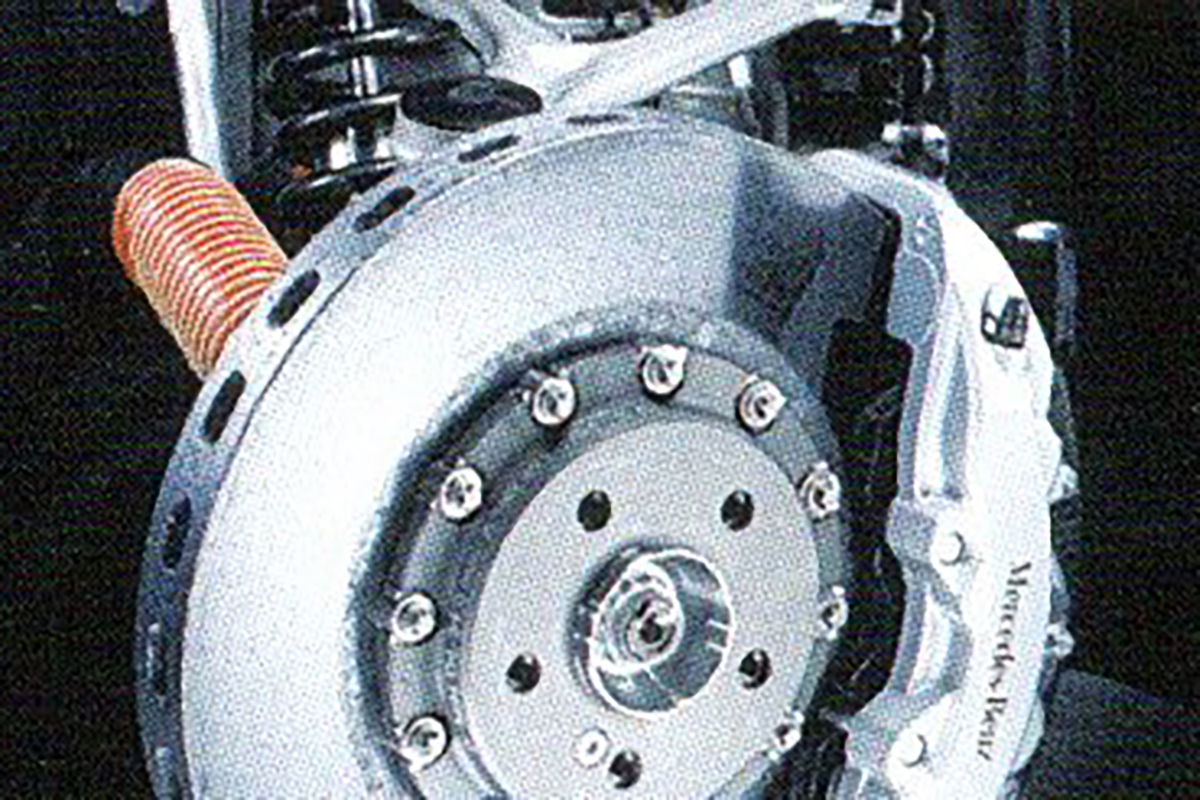 SLRマクラーレンに搭載されたカーボンファイバーセラミック製超大径ディスクブレーキ