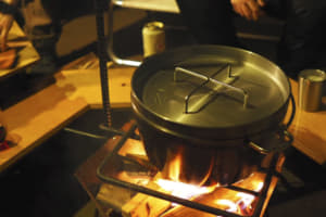 【画像】普通の「鍋」と何が違う？　キャンパーが「ダッチオーブン」を崇めるワケと気になる使い方 〜 画像1