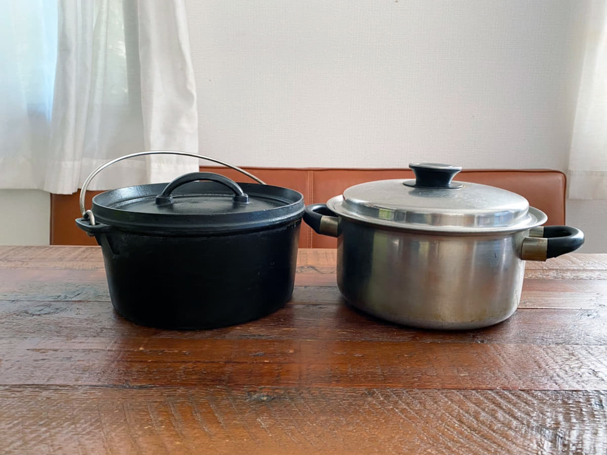 ダッチオーブンは蓋の上に炭を載せて「オーブン」として使用できる