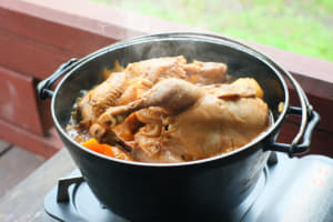 【画像】普通の「鍋」と何が違う？　キャンパーが「ダッチオーブン」を崇めるワケと気になる使い方 〜 画像9
