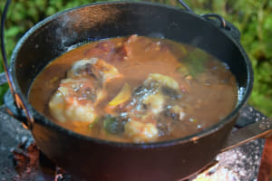 【画像】普通の「鍋」と何が違う？　キャンパーが「ダッチオーブン」を崇めるワケと気になる使い方 〜 画像11