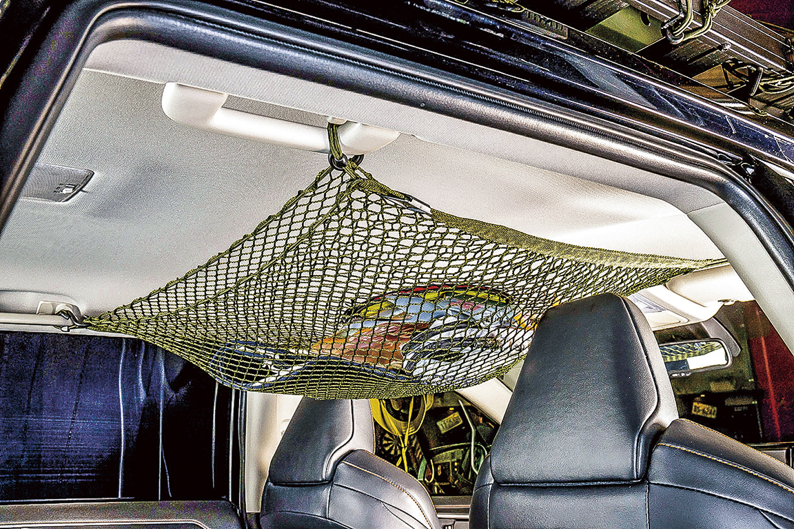 ネット状の収納アイテムなら、衣類や軽めの道具であれば車内の天井スペースを有効活用できる