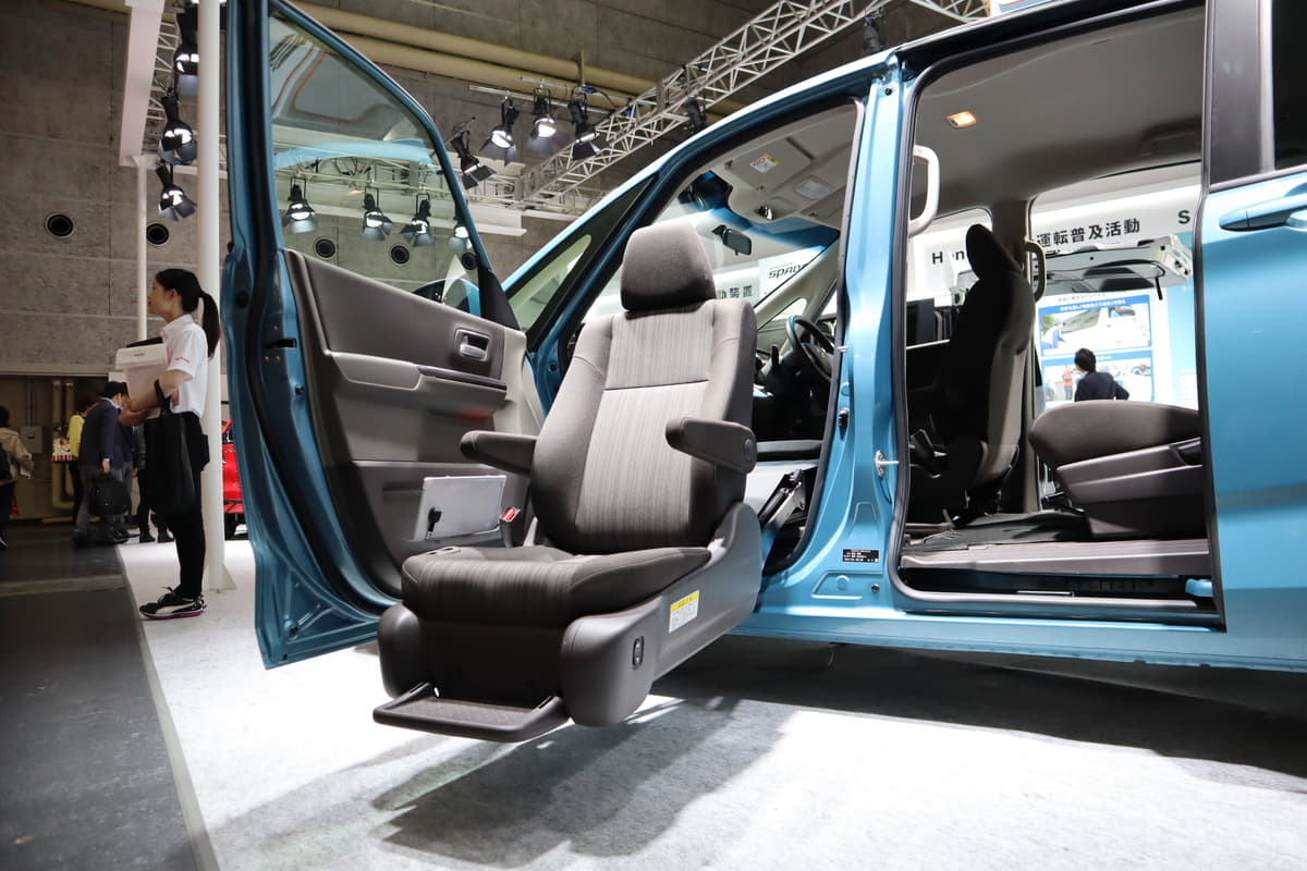 回転シート 車は購入前に 絶対 チェックが必要 確認すべき 差 はドコにあるのか Auto Messe Web カスタム アウトドア 福祉車両 モータースポーツなどのカーライフ情報が満載
