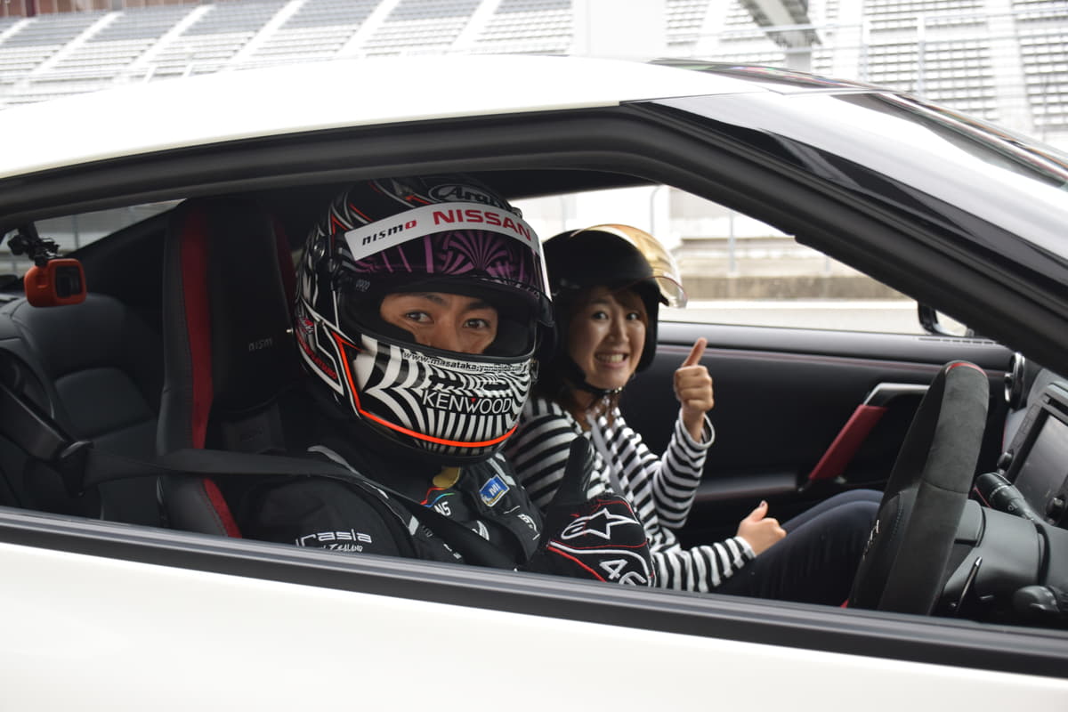 特別にレーシングドライバー柳田真孝選手の助手席で同乗走行を体験