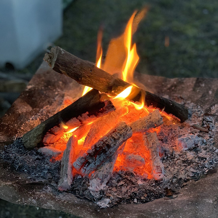 耐熱メッシュシートを敷いて焚き火をすれば燃えた薪で地面を焦がさず、後片付けもラク