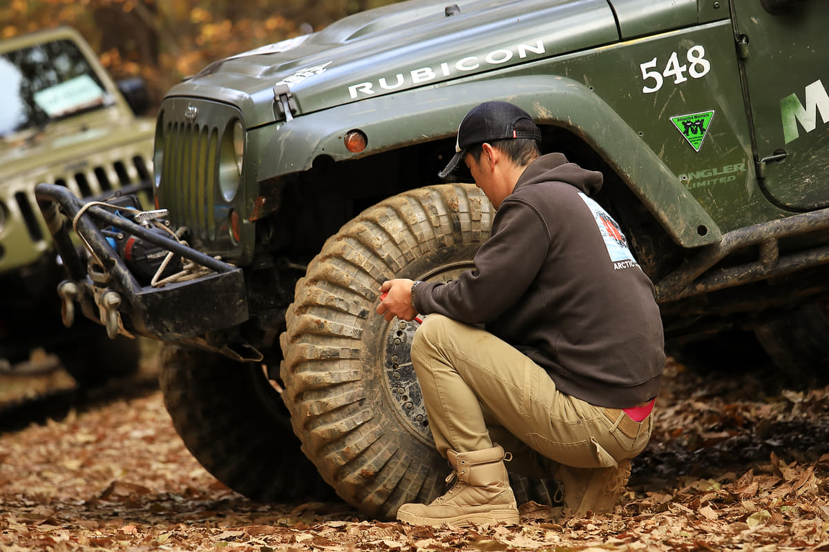 超絶性能のランクルだってジムニーだってスタックも横転もする 四駆で悪路を走るなら レスキューアイテム が必須だった Auto Messe Web カスタム アウトドア 福祉車両 モータースポーツなどのカーライフ情報が満載