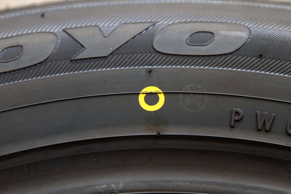 タイヤにある黄色い丸は「軽点」とい呼ばれるものでタイヤ単体の円周上で一番軽い部分となっている