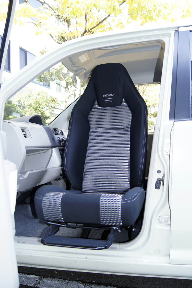 いまあるクルマで乗降性が激変 なんと レカロ も選べる後付け回転シートの中身 画像9 Auto Messe Web カスタム アウトドア 福祉車両 モータースポーツなどのカーライフ情報が満載