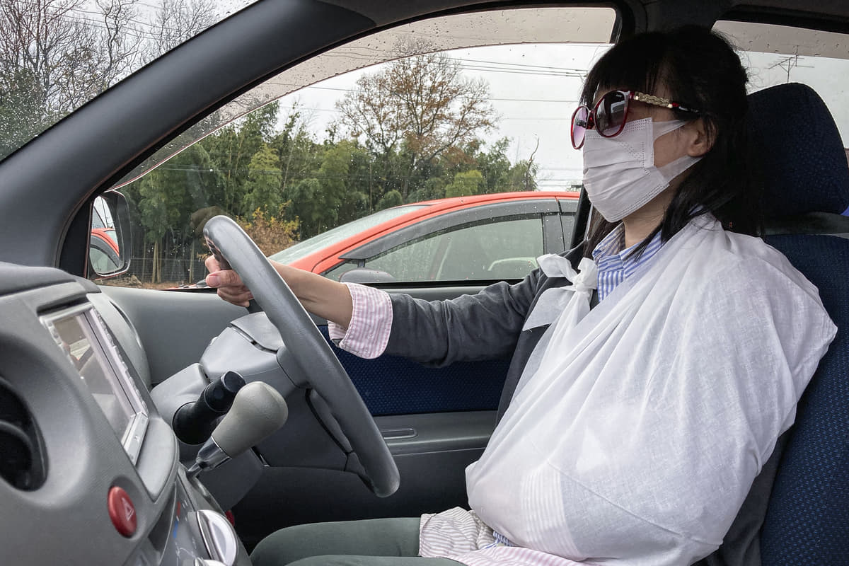 腕や足のケガでいつもどおり動かせない 右足や片手が使えればクルマの運転をしてもいいのか Auto Messe Web カスタム アウトドア 福祉車両 モータースポーツなどのカーライフ情報が満載