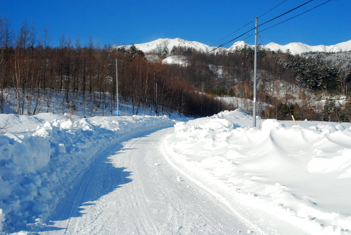 雪上走行は舗装路よりも低い速度でドリフトなど挙動の変化が起きるため、マシンコントロールの練習に最適