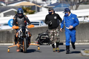 【画像】神奈川県警察も活動をサポート！　「下肢障がい者」が再びバイクを運転「パラモトライダー体験走行会」の中身 〜 画像3